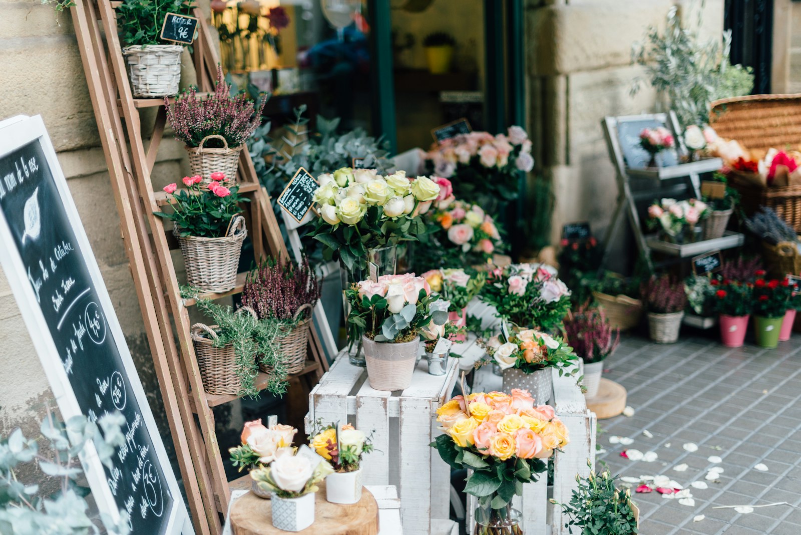 Jardinière fleurie composée sur mesure avec plantes de saison